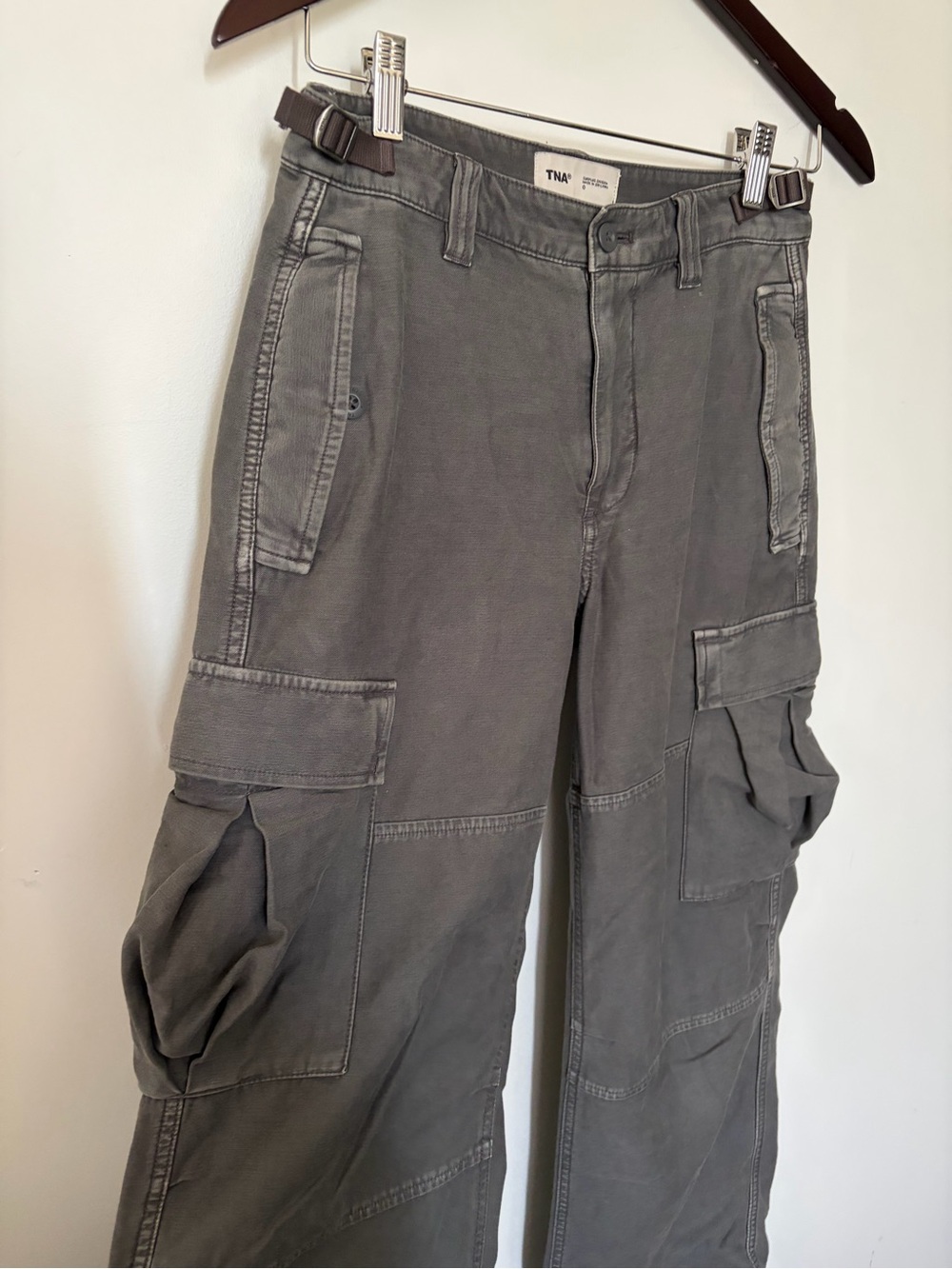 Aritzia TNA - Supply Cargo Pant in Lived-in Coal Grey - 0 - Picture 10 of 15